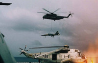 [ẢNH] Siêu tàu sân bay Mỹ rút đi mang theo hơn 100 máy bay VNCH tháng 4-1975