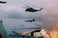 [ẢNH] Siêu tàu sân bay Mỹ rút đi mang theo hơn 100 máy bay VNCH tháng 4-1975