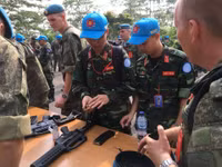 [ẢNH] Chiến sĩ gìn giữ hòa bình Việt Nam huấn luyện sử dụng súng trường Pindad SS2 tối tân