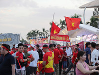 Cổ động viên cực nhiệt tại sân vận động Mỹ Đình