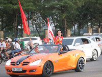 Cổ động viên cực nhiệt tại sân vận động Mỹ Đình