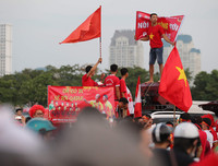 Cổ động viên cực nhiệt tại sân vận động Mỹ Đình