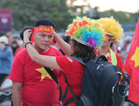 Cổ động viên cực nhiệt tại sân vận động Mỹ Đình