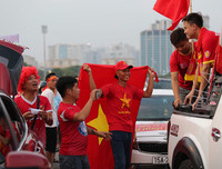Cổ động viên cực nhiệt tại sân vận động Mỹ Đình