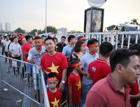 Cổ động viên cực nhiệt tại sân vận động Mỹ Đình