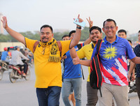 Cổ động viên cực nhiệt tại sân vận động Mỹ Đình