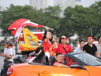 Cổ động viên cực nhiệt tại sân vận động Mỹ Đình