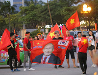 Cổ động viên cực nhiệt tại sân vận động Mỹ Đình