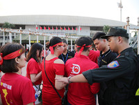 Cổ động viên cực nhiệt tại sân vận động Mỹ Đình