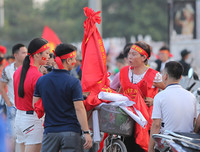 Cổ động viên cực nhiệt tại sân vận động Mỹ Đình