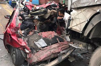 Ám ảnh kinh hoàng từ hiện trường vụ tai nạn xe container đè bẹp xe con chở 4 người