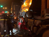 Ám ảnh kinh hoàng từ hiện trường vụ tai nạn xe container đè bẹp xe con chở 4 người