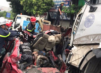 Ám ảnh kinh hoàng từ hiện trường vụ tai nạn xe container đè bẹp xe con chở 4 người