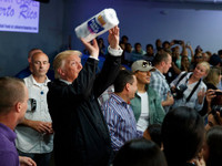 Chùm ảnh đáng nhớ của Tổng thống Trump trong năm đầu tiên cầm quyền