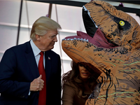 Chùm ảnh đáng nhớ của Tổng thống Trump trong năm đầu tiên cầm quyền