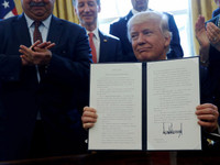 Chùm ảnh đáng nhớ của Tổng thống Trump trong năm đầu tiên cầm quyền