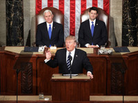 Chùm ảnh đáng nhớ của Tổng thống Trump trong năm đầu tiên cầm quyền