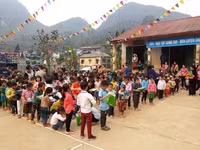 [Ảnh] Những tấm lòng đến với con trẻ xã Lũng Chinh