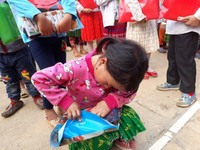 [Ảnh] Những tấm lòng đến với con trẻ xã Lũng Chinh