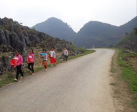 [Ảnh] Những tấm lòng đến với con trẻ xã Lũng Chinh