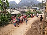 [Ảnh] Những tấm lòng đến với con trẻ xã Lũng Chinh