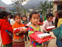 [Ảnh] Những tấm lòng đến với con trẻ xã Lũng Chinh