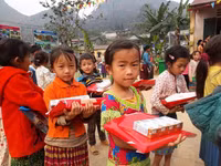 [Ảnh] Những tấm lòng đến với con trẻ xã Lũng Chinh