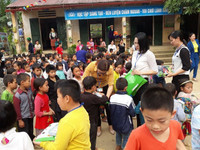 [Ảnh] Những tấm lòng đến với con trẻ xã Lũng Chinh