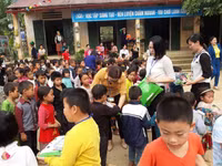 [Ảnh] Những tấm lòng đến với con trẻ xã Lũng Chinh