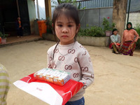 [Ảnh] Những tấm lòng đến với con trẻ xã Lũng Chinh