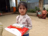 [Ảnh] Những tấm lòng đến với con trẻ xã Lũng Chinh