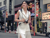 Á hậu Thanh Tú khoe chân dài giữa giao lộ đông đúc bậc nhất thế giới