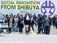 Á hậu Thanh Tú khoe chân dài giữa giao lộ đông đúc bậc nhất thế giới