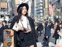 Á hậu Thanh Tú khoe chân dài giữa giao lộ đông đúc bậc nhất thế giới