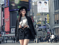 Á hậu Thanh Tú khoe chân dài giữa giao lộ đông đúc bậc nhất thế giới