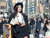 Á hậu Thanh Tú khoe chân dài giữa giao lộ đông đúc bậc nhất thế giới