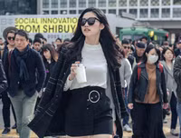 Á hậu Thanh Tú khoe chân dài giữa giao lộ đông đúc bậc nhất thế giới