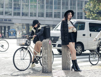 Á hậu Thanh Tú khoe chân dài giữa giao lộ đông đúc bậc nhất thế giới