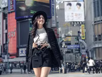 Á hậu Thanh Tú khoe chân dài giữa giao lộ đông đúc bậc nhất thế giới