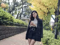 Á hậu Thanh Tú khoe chân dài giữa giao lộ đông đúc bậc nhất thế giới