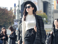 Á hậu Thanh Tú khoe chân dài giữa giao lộ đông đúc bậc nhất thế giới