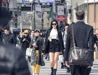 Á hậu Thanh Tú khoe chân dài giữa giao lộ đông đúc bậc nhất thế giới