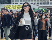 Á hậu Thanh Tú khoe chân dài giữa giao lộ đông đúc bậc nhất thế giới