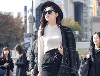 Á hậu Thanh Tú khoe chân dài giữa giao lộ đông đúc bậc nhất thế giới