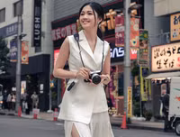 Á hậu Thanh Tú khoe chân dài giữa giao lộ đông đúc bậc nhất thế giới