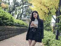 Á hậu Thanh Tú khoe chân dài giữa giao lộ đông đúc bậc nhất thế giới