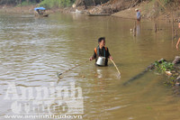 Hà Nội: Cả làng xuống sông đánh dậm