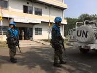 [ẢNH] Chiến sĩ gìn giữ hòa bình Việt Nam huấn luyện sử dụng súng trường Pindad SS2 tối tân