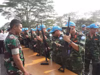 [ẢNH] Chiến sĩ gìn giữ hòa bình Việt Nam huấn luyện sử dụng súng trường Pindad SS2 tối tân