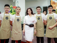 Ca sĩ Phi Nhung từ Mỹ về Hà Nội chúc mừng stylist Tân Đà Lạt